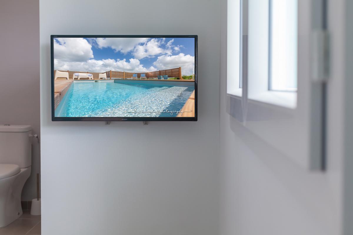16 Location-villa-piscine-vue-mer-trois-ilets_TV-chambre-1